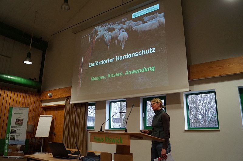 Wiebke Mohrmann, Landwirtschaftskammer NRW, präsentiert die Anforderungen an den Herdenschutz