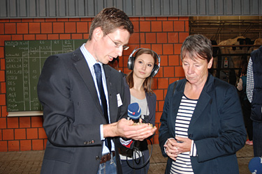 Dr. Hoppe und Ministerin Hendricks mit Futterprobe